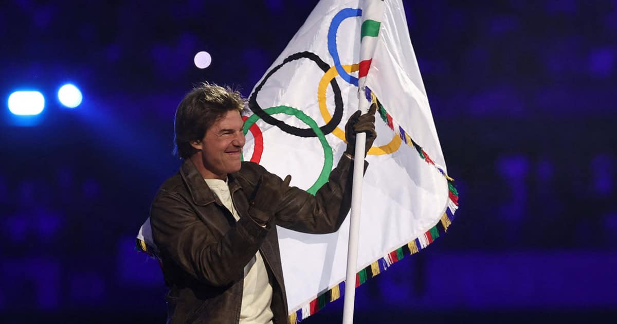 Tom Cruise performed an epic stunt at the end of the Olympic Games in Paris