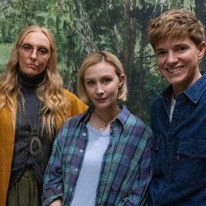 Netflix has unveiled a couple images of the cast to mark the start of production on the Toni Collette / Mae Martin thriller series Wayward