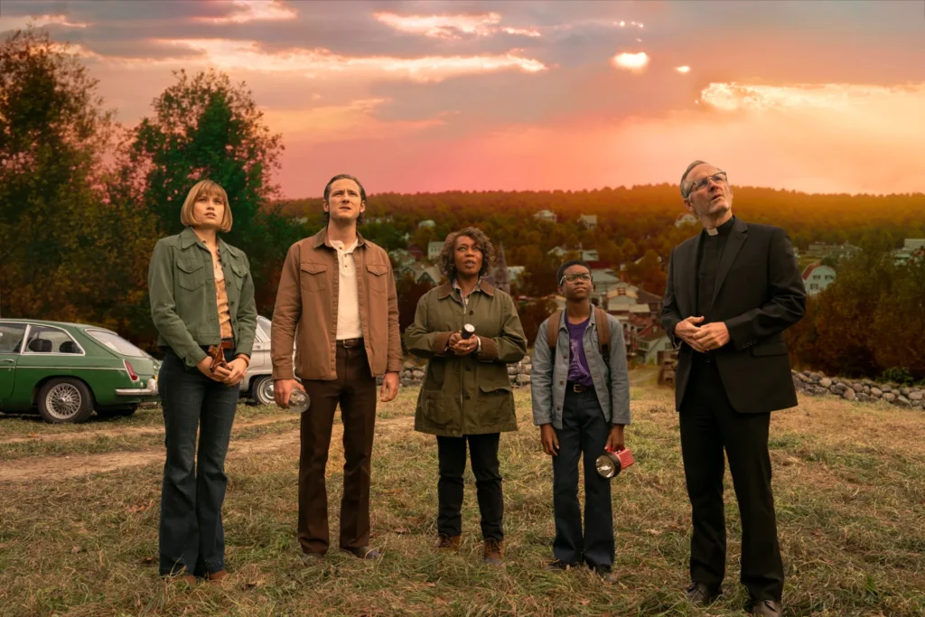 Makenzie Leigh, Lewis Pullman, Alfre Woodard, Jordan Preston Carter and John Benjamin Hickey in Salem's Lot (2024).