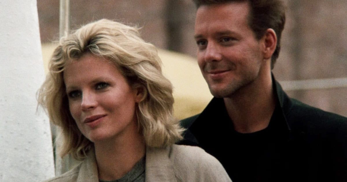 Kim Basinger membatalkan rumor perseteruan lama, mengatakan dia senang bekerja dengan Mickey Rourke