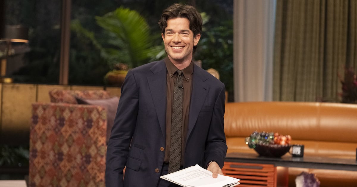 John Mulaney memperkenalkan acara barunya Everybody’s Live