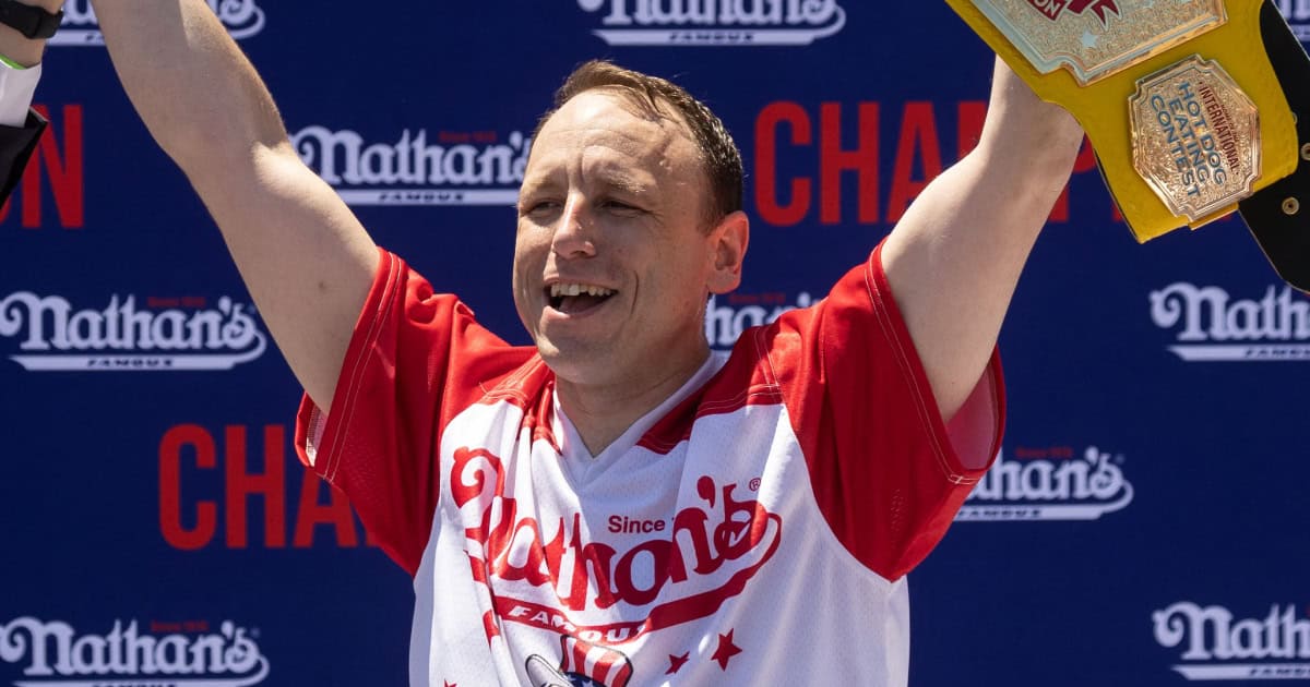 Juara Hot Dog Joey Chestnut masih memiliki daging sapi dengan Takeru Kobayashi